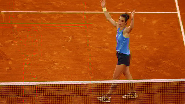 Loïs Boisson célèbre sa victoire en quarts de finale de Roland-Garros contre la Russe Mirra Andreeva, mercredi 4 juin.