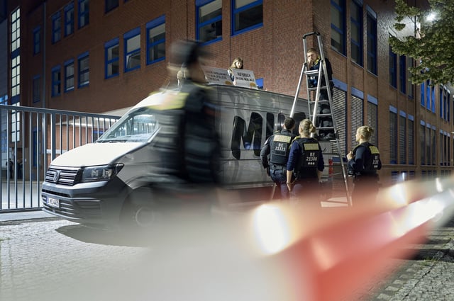 Aktivisten der Gruppe Neue Generation haben erneut versucht, Zufahrten und Ausfahrten einer Druckerei des Axel-Springer-Verlags in Berlin-Spandau zu blockieren.
