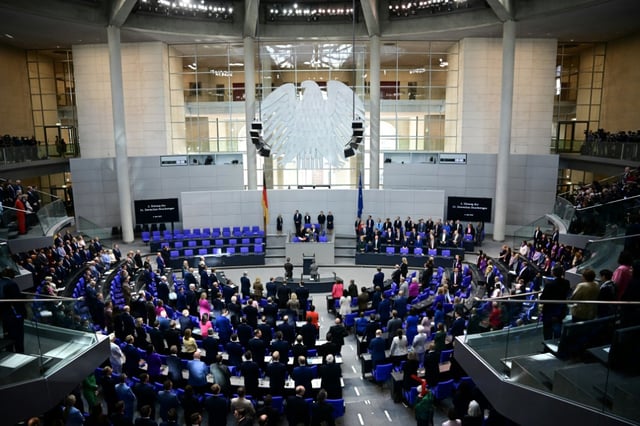 Der neue Wehrbeauftragte des Bundestags, Otte, ist im Parlament vereidigt worden. Der 56-Jährige legte am Donnerstag im Plenum seine Eidesleistung vor Bundestagspräsidentin Klöckner ab. Gewählt worden war Otte bereits Ende Mai vom Bundestag.