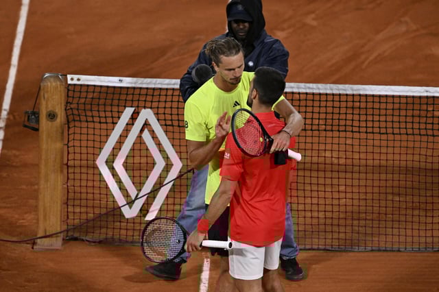 Alexander Zverev beglückwünscht Novak Djokovic nach dem Viertelfinale.