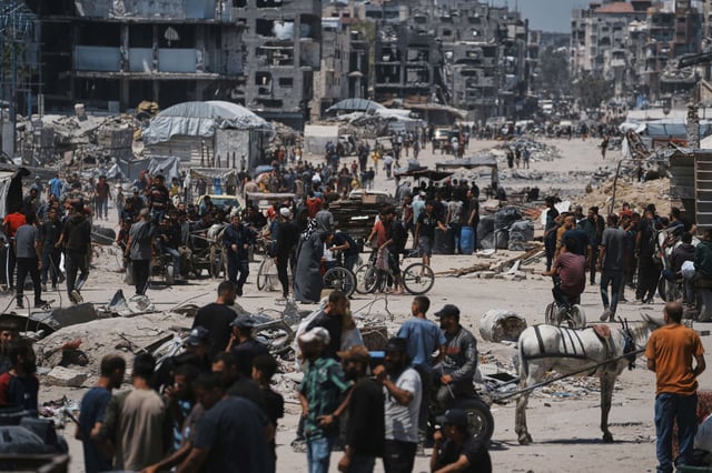 Palestinos desplazados vuelven a recoger sus pertenencias de sus casas en la zona donde operó el ejército israelí en el norte de la Franja de Gaza.