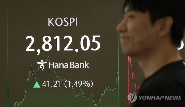 This photo, taken June 5, 2025, shows the dealing room of Hana Bank in central Seoul, with the Korea Composite Stock Price Index (KOSPI) ending at over 2,800 points in 11 months. (Yonhap)