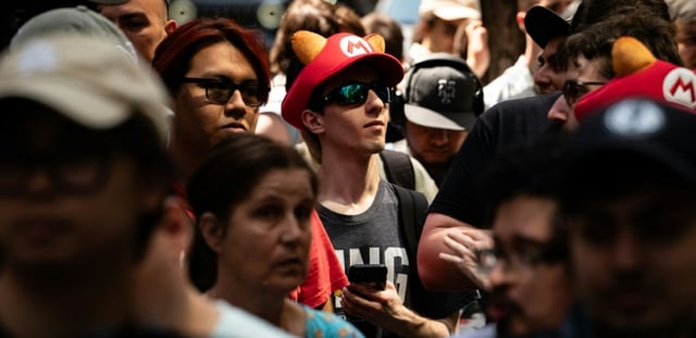 Des fans attendent de pouvoir acheter la Switch 2 de Nintendo à New York