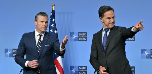 AFP - Le secrétaire général de l'Otan, Mark Rutte (d), et le secrétaire américain à la Défense, Pete Hegseth, lors d'une allocution avant une réunion des ministres de la Défense au siège de l'Otan, à Bruxelles, le 5 juin 2025