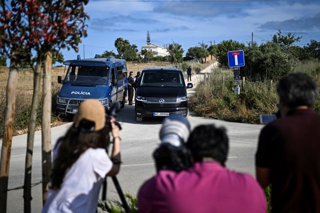 Des journalistes devant le véhicule des enquêteurs allemands à Lagos au Portugal, près du lieu où a disparu Maddie McCann le 4 juin 2025