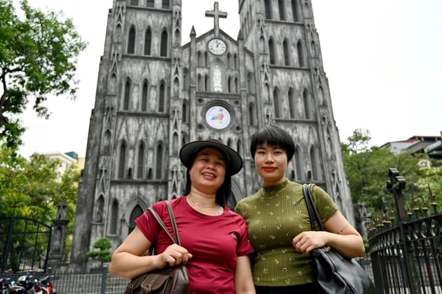 Tran Thi Thu Trang  (d) et sa mère lors d'une interview avec l'AFP à Hanoï, le 4 juin 2025 au Vietnam