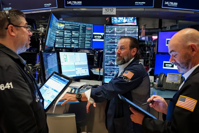 Traders work on the floor at the New York Stock Exchange (NYSE) in New York City, U.S., June 4, 2025.  REUTERS/Brendan McDermid/File Photo