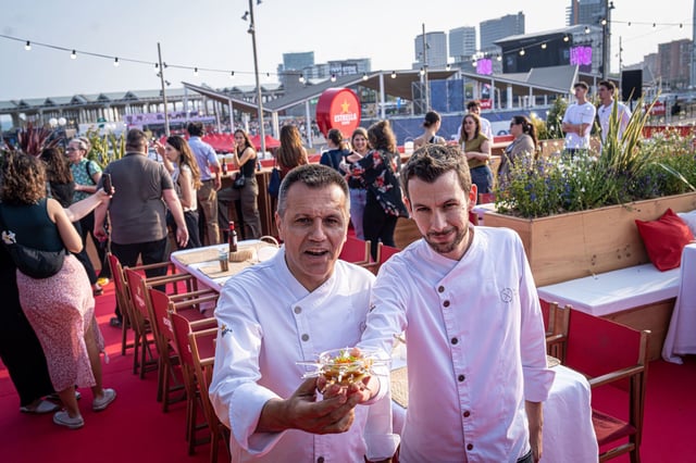 Los chefs Nil Ducet y Oriol Castro, de Compartir Barcelona, con su buey de mar con crema de aguacate en'La terrassa d'Estrella Damm - El restaurant'