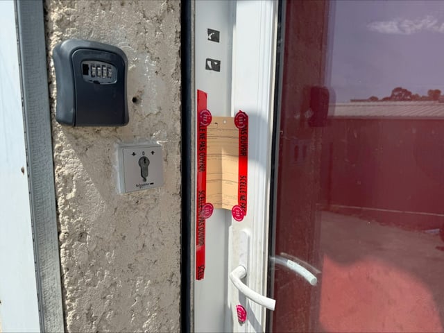 Des scellés posés sur la porte du salon de coiffure où travaillait le Tunisien Hichem Miraoui, le 3 juin 2025 à Puget-sur-Argens, dans le Var