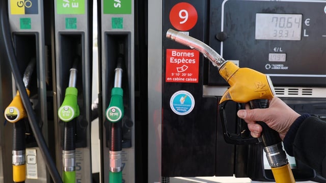 Zapfsäulen an einer Tankstelle in Frankreich