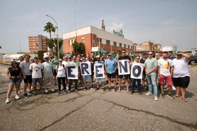 Trabajadores concentrados ante la factoría.
