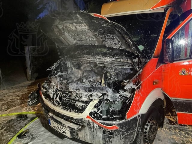 Ein Rettungswagen der Berliner Feuerwehr ist im Ortsteil Konradshöhe in Brand geraten.