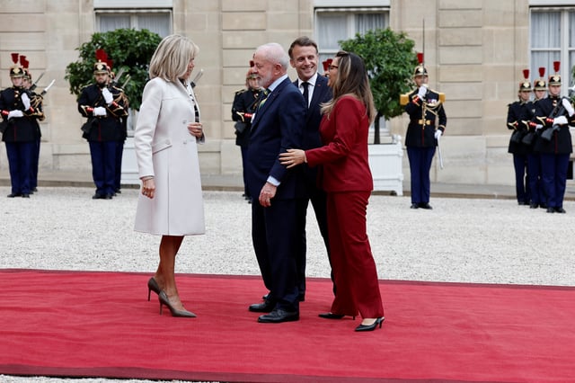 French President Emmanuel Macron and his wife Brigitte Macron welcome Brazil's President Luiz Inacio Lula da Silva and his wife Rosangela "Janja" da Silva as they arrive for a meeting at the Elysee Palace in Paris, as part of their state visit to France, June 5, 2025. REUTERS/Benoit Tessier