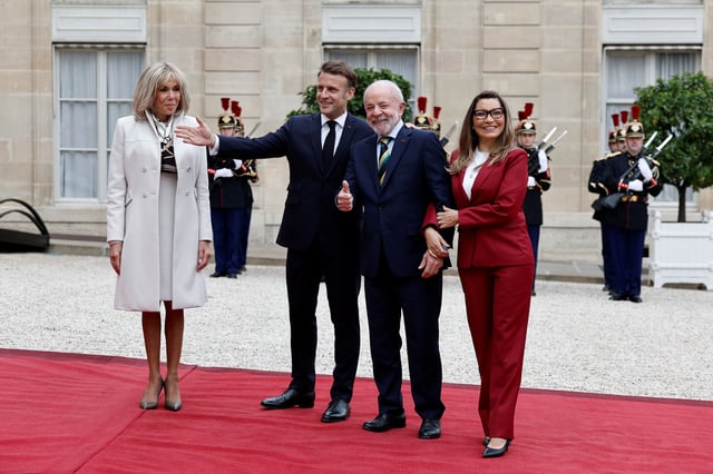 French President Emmanuel Macron and his wife Brigitte Macron welcome Brazil's President Luiz Inacio Lula da Silva and his wife Rosangela "Janja" da Silva as they arrive for a meeting at the Elysee Palace in Paris, as part of their state visit to France, June 5, 2025. REUTERS/Benoit Tessier