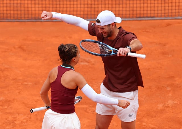 Tennis - French Open - Roland Garros, Paris, France - June 5, 2025 Italy's Sara Errani and Andrea Vavassori celebrate after winning their mixed doubles final match against Taylor Townsend and Evan King of the U.S. REUTERS/Denis Balibouse