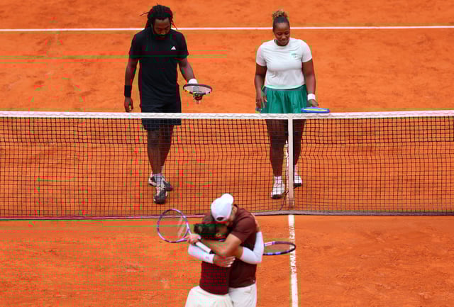 Tennis - French Open - Roland Garros, Paris, France - June 5, 2025 Italy's Sara Errani and Andrea Vavassori celebrate after winning their mixed doubles final match against Taylor Townsend and Evan King of the U.S. REUTERS/Denis Balibouse
