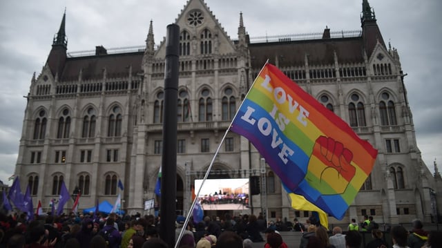 LGBTQ+ Flagge bei einer Kundgebungvor dem ungarischen Parlament in Budapest