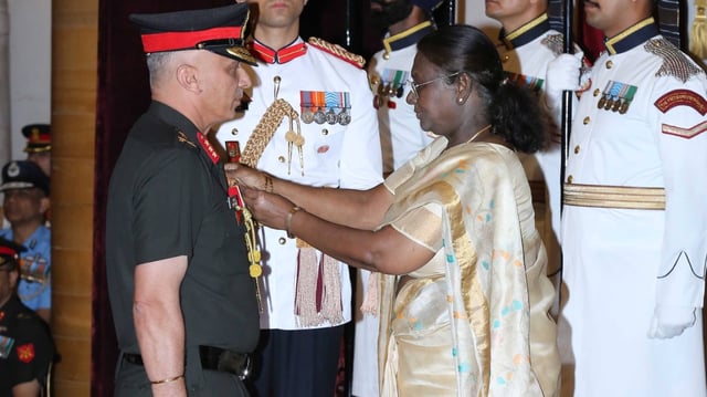 President Droupadi Murmu Confers Uttam Yudh Seva Medals at Defence Investiture Ceremony | Image: @rashtrapatibhvn