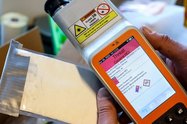 Un douanier belge découvre de la méthamphétamine cachée dans un jouet pour enfant à l'aéroport de Zaventem, le 6 avril 2023 à Bruxelles