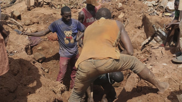 FILE - People search for flood victims after heavy rainfall in the market town of Mokwa, north-central Nigeria , Monday, June 2, 2025. (AP Photo/Usman Salihu Mokwa, File)