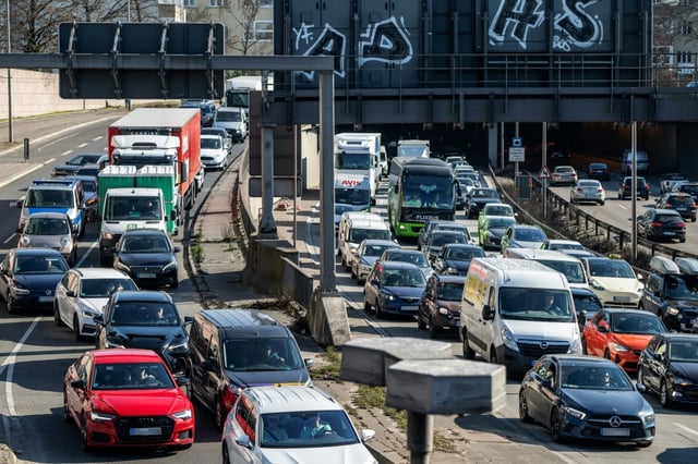 In Berlin sind drei Polizisten festgenommen worden, weil sie bei vorgetäuschten Verkehrskontrollen Autofahrern gezielt Bargeld abgenommen haben sollen. Gegen sie und einen weiteren Beschuldigten besteht der Verdacht des schweren Bandendiebstahls.