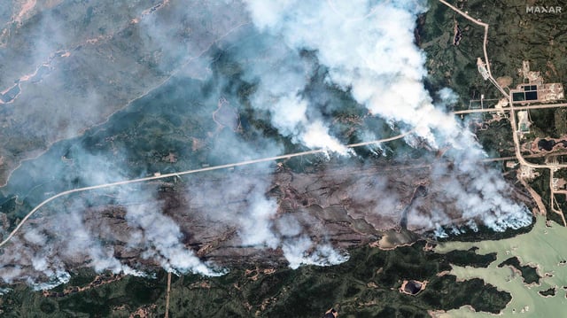 Ein Maxar-Satellitenbild zeigt einen Überblick über die Waldbrände der York Factory First Nation in Illford (Manitoba, Kanada)