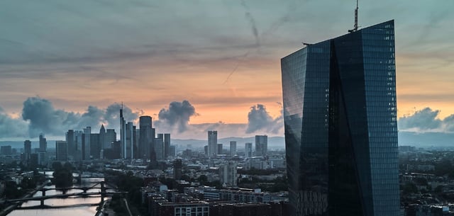 Die Sonne geht hinter der Europäischen Zentralbank in Frankfurt am Main unter