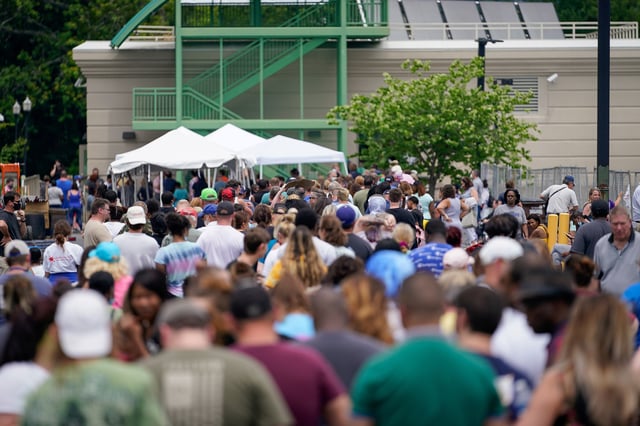 Thousands line up outside a temporary unemployment office established by the Kentucky Labor Cabinet at the State Capitol Annex in Frankfort, Kentucky, U.S. June 17, 2020. REUTERS/Bryan Woolston/File Photo