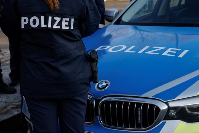 Telefonbetrüger haben von einer Seniorin in Bayern Schmuck und Uhren im Wert von hunderttausend Euro erbeutet. Sie erhielt einen Schockanruf, wie die Polizei in Ingolstadt mitteilte.