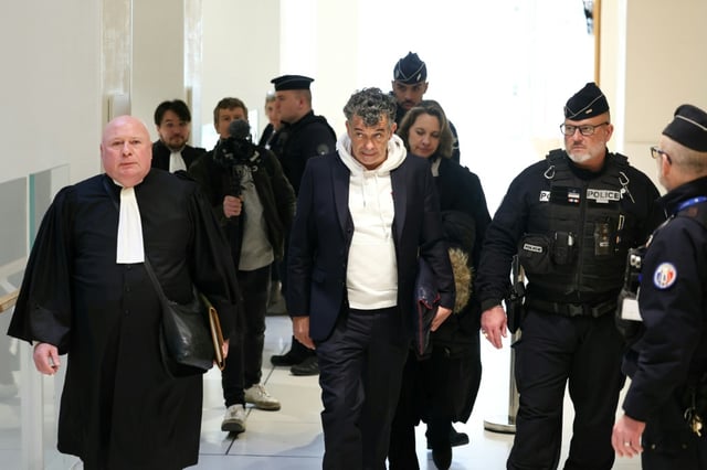 L'animateur de télévision et agent immobilier Stéphane Plaza (c), accusé de violence contre deux anciennes compagnes, arrive pour le verdict de son procès au tribunal correctionnel de Paris, le 18 février 2025