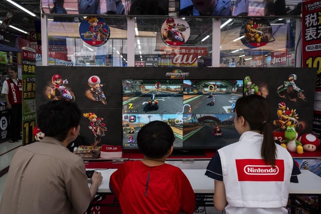 À Tokyo, des joueurs de tous âges testent la Switch 2, la nouvelle console de Nintendo sortie le 5 juin 2025.
