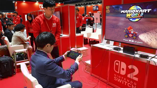 Auf einem Nintendo-Event spielt ein Kunde auf einer Nintendo Switch 2.