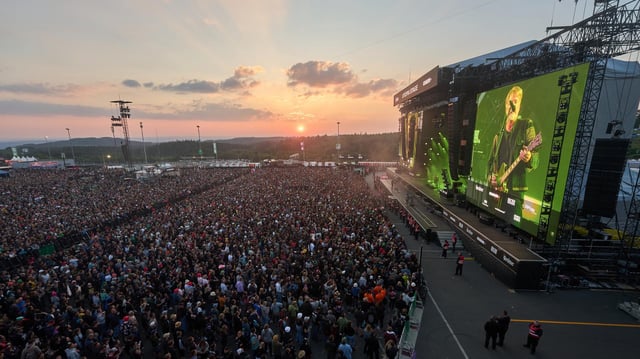 Fans stehen beim Auftritt der amerikanischen Rockband Queens of the Stoneage beim Open-Air-Festival "Rock am Ring" vor der Utopia-Stage.