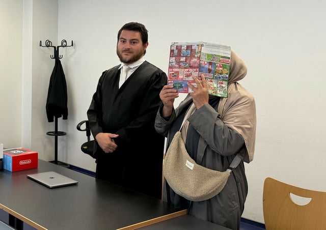 Die Angeklagte und ihr Verteidiger Yalcin Tekinoglu.