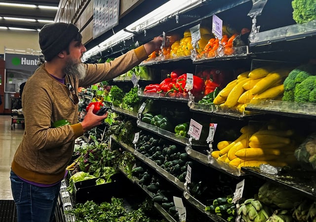 A shopper buys food at a supermarket ahead of the Thanksgiving holiday in Chicago, Illinois, U.S. November 22, 2022. REUTERS/Jim Vondruska/File Photo