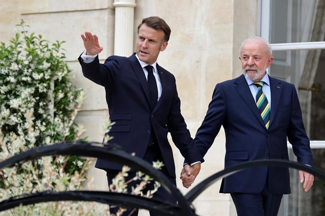 El presidente francés, Emmanuel Macron, y el de Brasil, Luiz Inácio Lula da Silva, este jueves en el Elíseo.