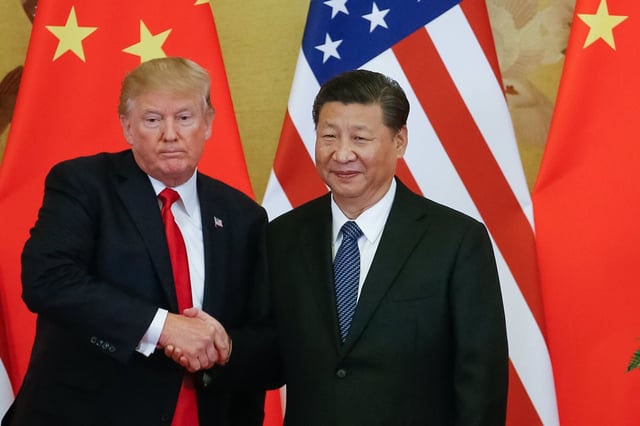 Foto de archivo | El presidente estadounidense, Donald J. Trump (i), y el presidente chino, Xi Jinping (d), se dan la mano durante una rueda de prensa el jueves 9 de noviembre de 2017, en el Gran Palacio del Pueblo, en Pekín (China).