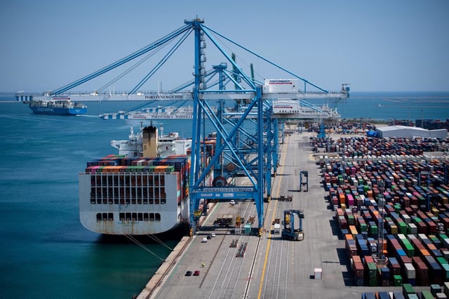 Sur le port de Marseille, en juillet 2020.  Des dockers de la CGT ont refusé jeudi 5 juin de charger un conteneur de composants militaires à destination d’Israël. 