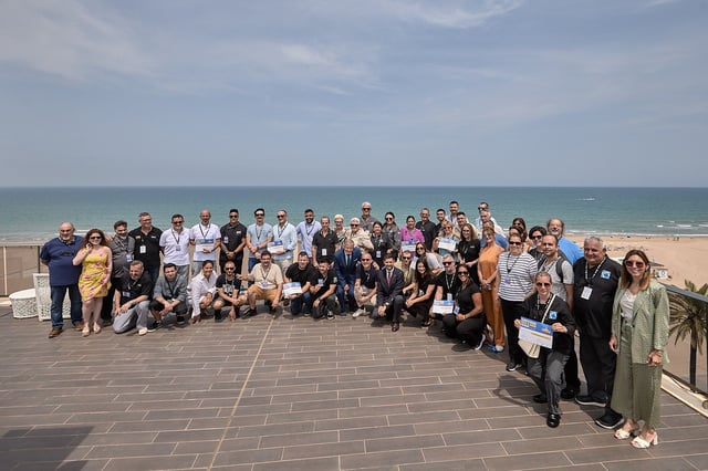Los participantes con organizadores y representantes municipales en la terraza del hotel Bayren.