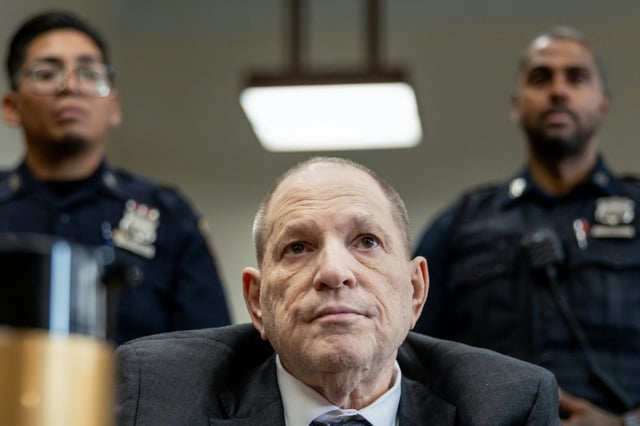 Zum Abschluss des erneuten Missbrauchsprozesses gegen den früheren US-Filmproduzenten Harvey Weinstein haben sich die Geschworenen des New Yorker Gerichts zur Urteilsfindung zurückgezogen. Weinstein wird der Vergewaltigung beschuldigt.