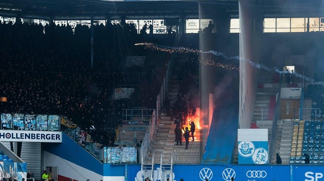 Anhänger von Dynamo Dresden und Hansa Rostock beschießen sich mit Raketen und brennen Pyrotechnik ab.