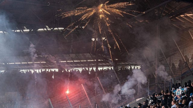 Von der Südtribüne wird Pyrotechnik auf den Gästeblock geschossen