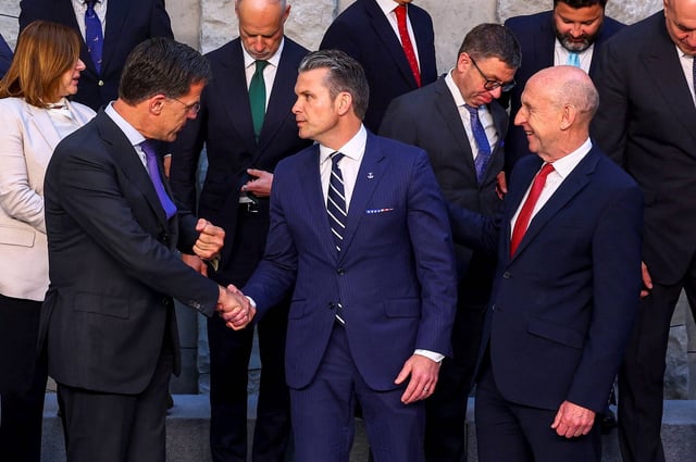 Le secrétaire général de l'Otan, Mark Rutte (à gauche), Pete Hegseth, secrétaire américain à la Défense, (au centre) et son homologue britannique, John Healey, à Bruxelles le 5 juin 2025.