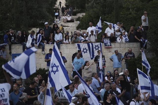 Israelis attend a rally supporting Prime Minister Benjamin Netanyahu, outside the Knesset, Israel's parliament in Jerusalem, Thursday, June 5, 2025. (AP Photo/Mahmoud Illean)