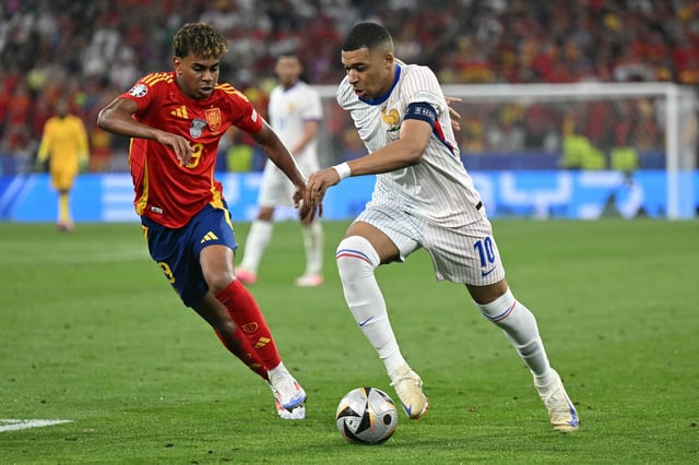 Spain&#39;s forward #19 Lamine Yamal marks France&#39;s forward #10 Kylian Mbappe during the UEFA Euro 2024 semi-final football match between Spain and France at the Munich Football Arena in Munich on July 9, 2024.