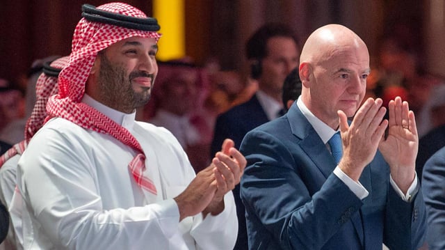 FIFA-Präsident Gianni Infantino (r.) mit Saudi-Arabiens Kronprinz Mohammed bin-Salman