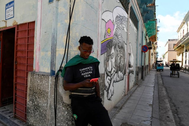 Depuis le 30 mais à Cuba, six gigas d'Internet pour un mois sont facturés 80 centimes d'euros, et 7 euros – la moitié du salaire moyen mensuel dans le pays – pour 3 GB supplémentaires.
