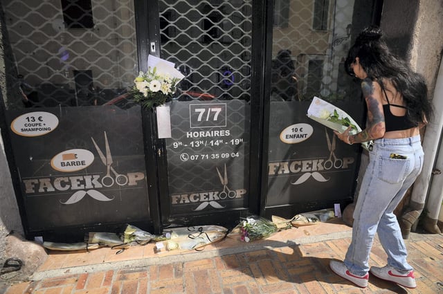 Après le meurtre d’Hichem Miraoui à Puget-sur-Argens, des gerbes de fleur ont été déposées devant le salon de coiffure où la victime travaillait.