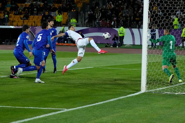 Qualifiziert für die Fußball-WM 2026: Usbekistan (blau) und Iran