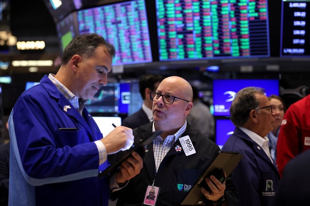 Traders work on the floor at the New York Stock Exchange (NYSE), on the day of Circle Internet Group's IPO, in New York City, U.S., June 5, 2025.  REUTERS/Brendan McDermid